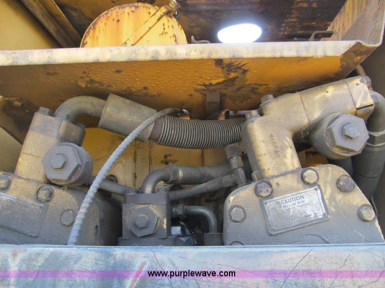 image for item B2764 1983 Caterpillar 225 excavator