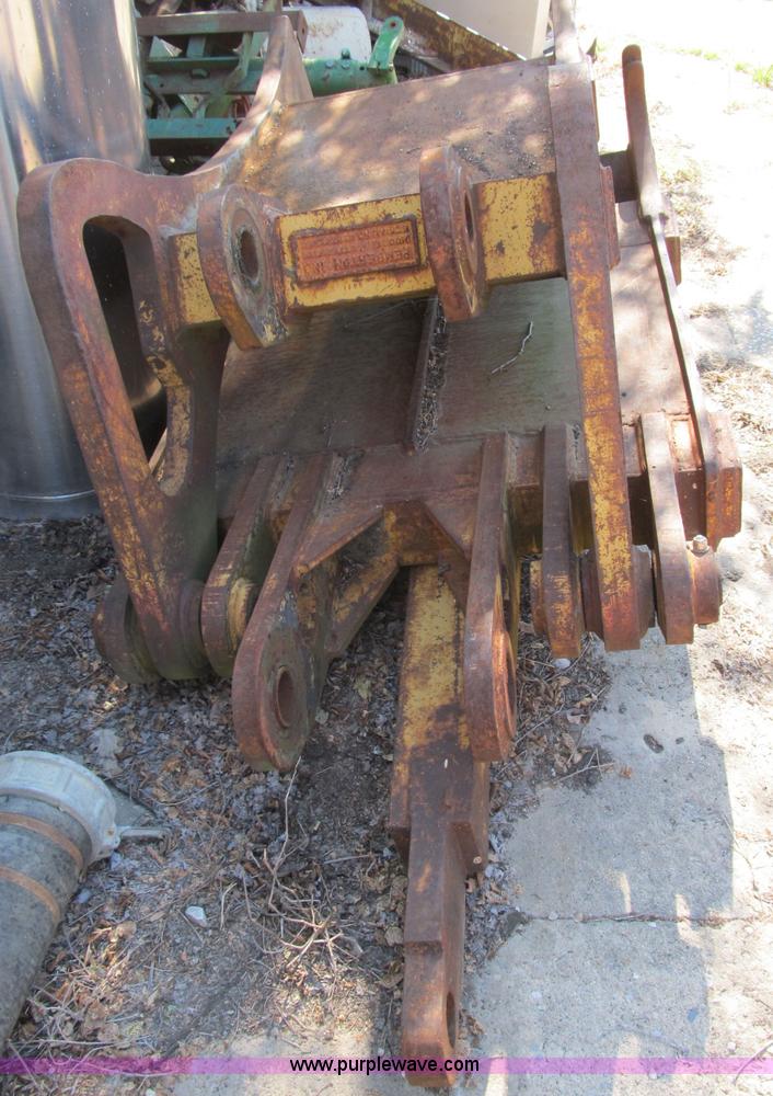 image for item B2764 1983 Caterpillar 225 excavator