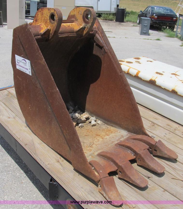 image for item B2774 John Deere 24" backhoe bucket