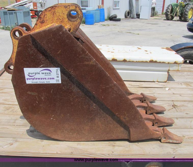 image for item B2774 John Deere 24" backhoe bucket