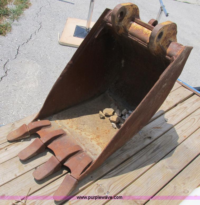 image for item B2774 John Deere 24" backhoe bucket