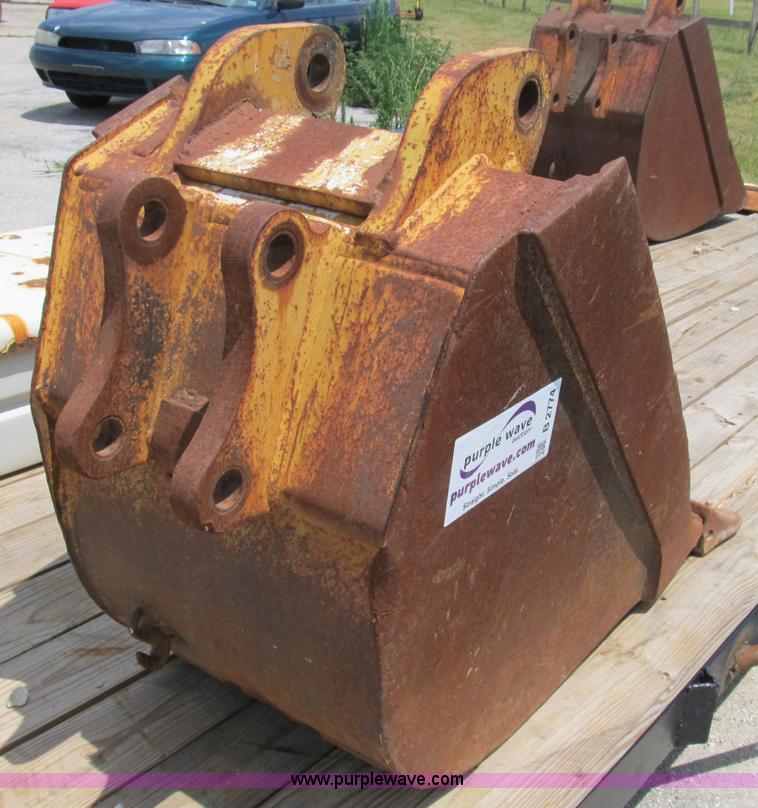 image for item B2774 John Deere 24" backhoe bucket