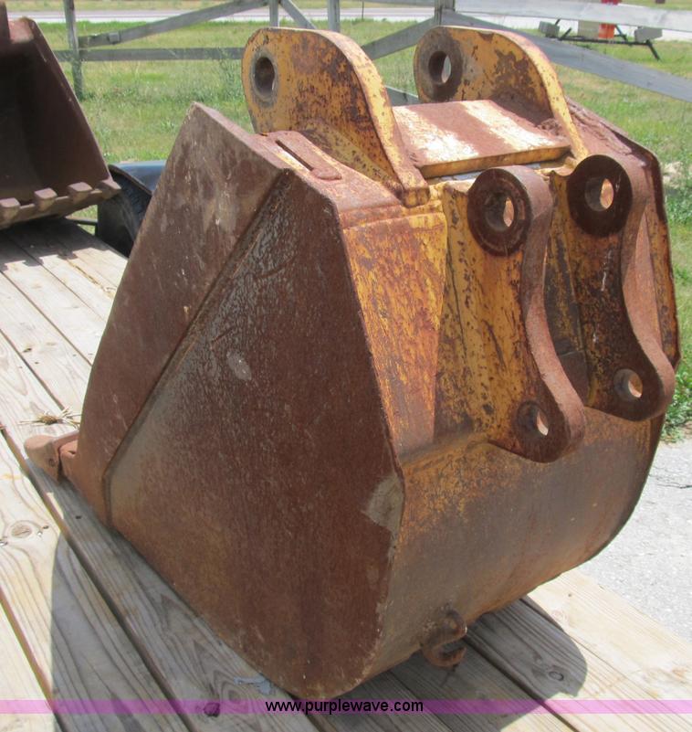 image for item B2774 John Deere 24" backhoe bucket
