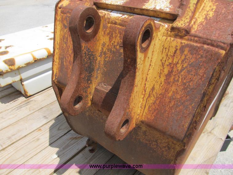 image for item B2774 John Deere 24" backhoe bucket