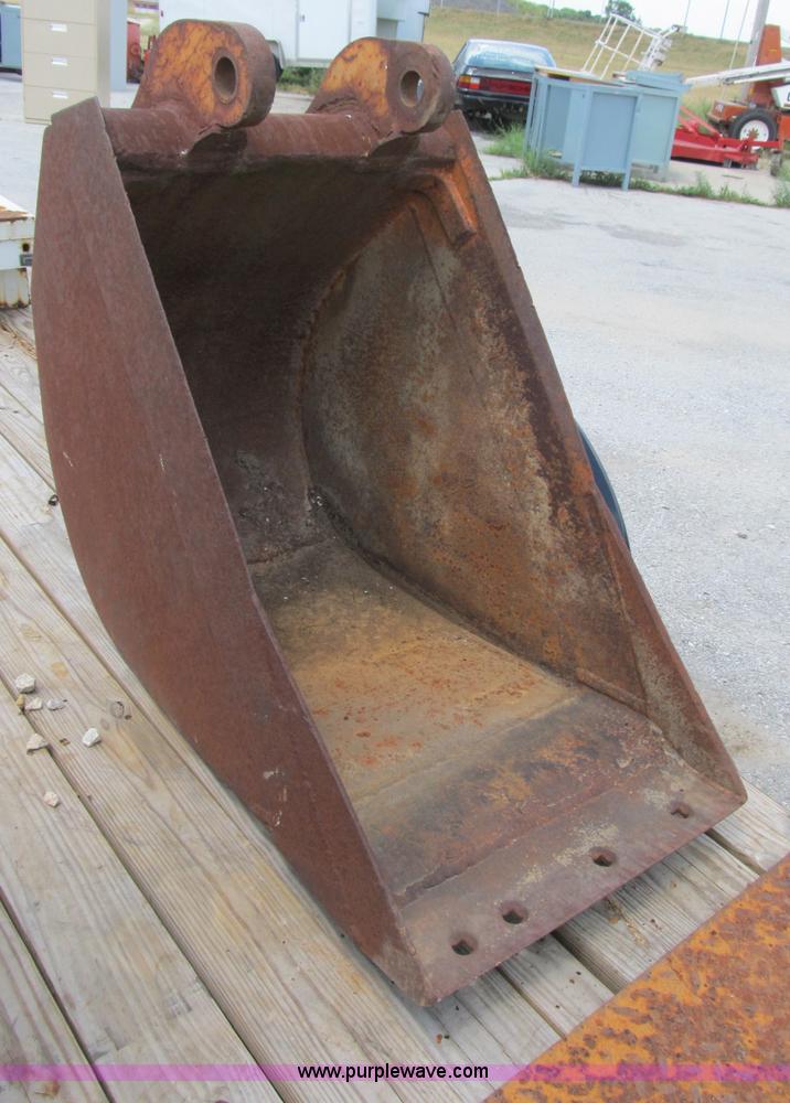 image for item B2776 John Deere 22" smooth backhoe bucket