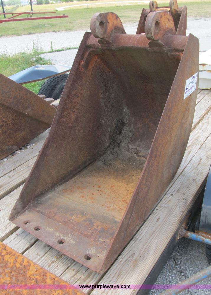 image for item B2776 John Deere 22" smooth backhoe bucket