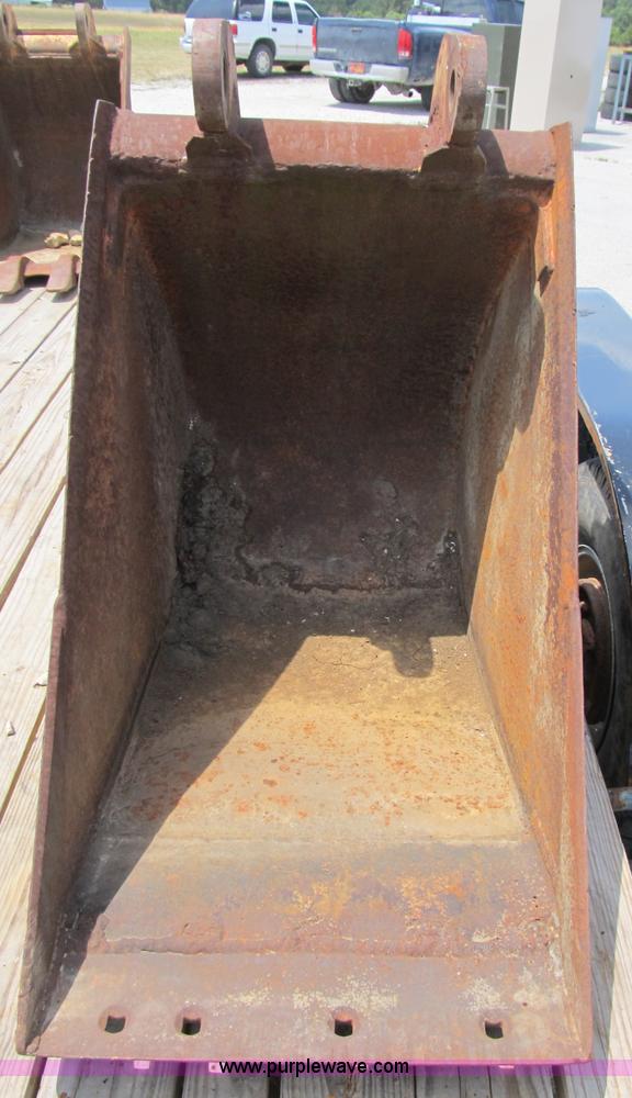 image for item B2776 John Deere 22" smooth backhoe bucket