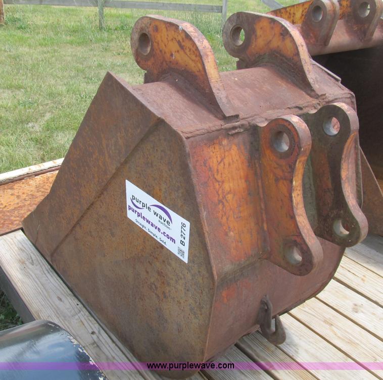 image for item B2776 John Deere 22" smooth backhoe bucket