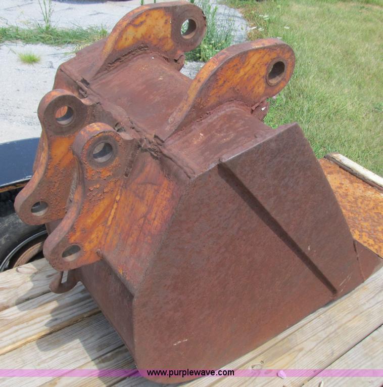 image for item B2776 John Deere 22" smooth backhoe bucket