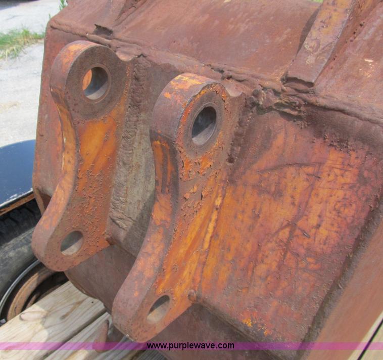 image for item B2776 John Deere 22" smooth backhoe bucket