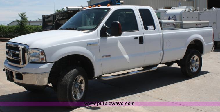 image for item B6637 2005 Ford F350 Super Duty extended cab pickup truck