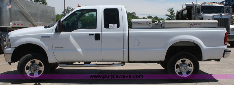 image for item B6637 2005 Ford F350 Super Duty extended cab pickup truck