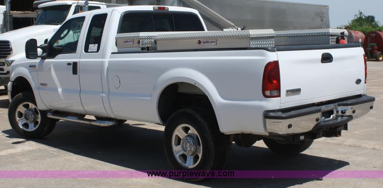 image for item B6637 2005 Ford F350 Super Duty extended cab pickup truck