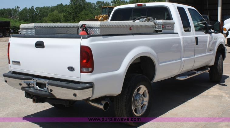 image for item B6637 2005 Ford F350 Super Duty extended cab pickup truck