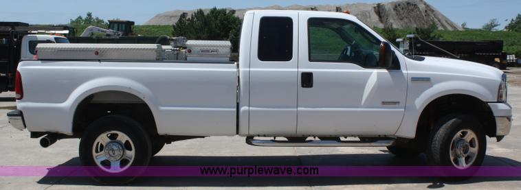 image for item B6637 2005 Ford F350 Super Duty extended cab pickup truck