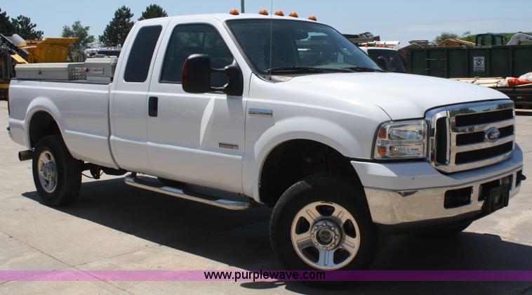 image for item B6637 2005 Ford F350 Super Duty extended cab pickup truck