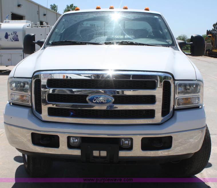 image for item B6637 2005 Ford F350 Super Duty extended cab pickup truck