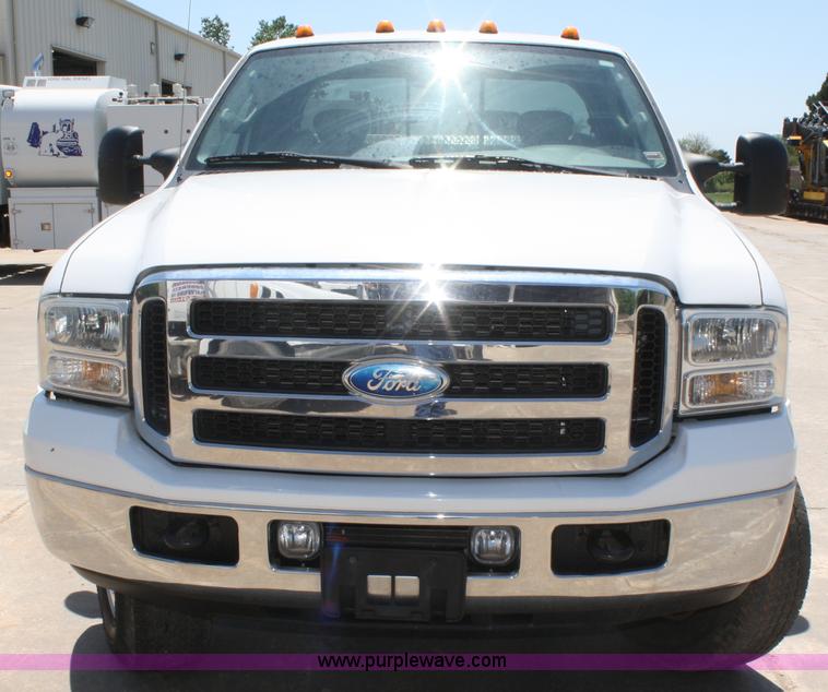 image for item B6637 2005 Ford F350 Super Duty extended cab pickup truck