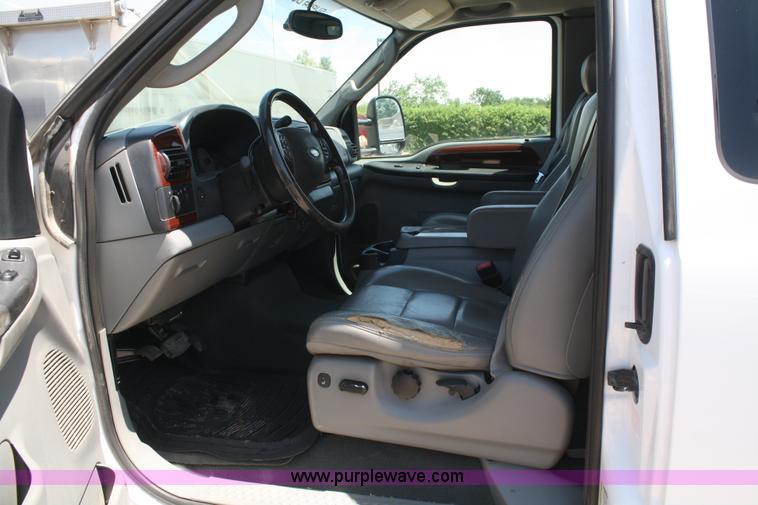 image for item B6637 2005 Ford F350 Super Duty extended cab pickup truck