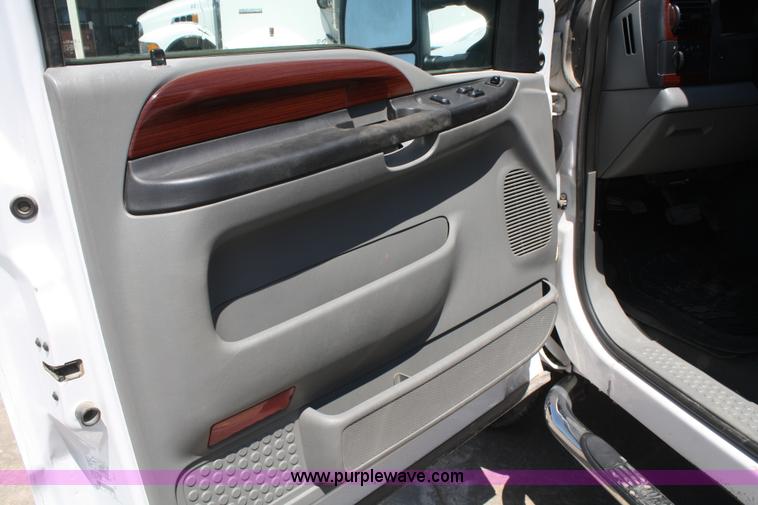 image for item B6637 2005 Ford F350 Super Duty extended cab pickup truck