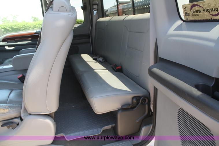 image for item B6637 2005 Ford F350 Super Duty extended cab pickup truck