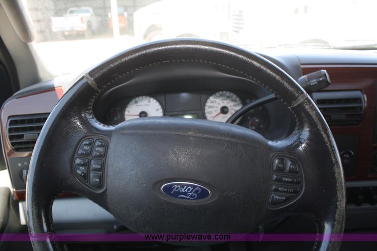 image for item B6637 2005 Ford F350 Super Duty extended cab pickup truck