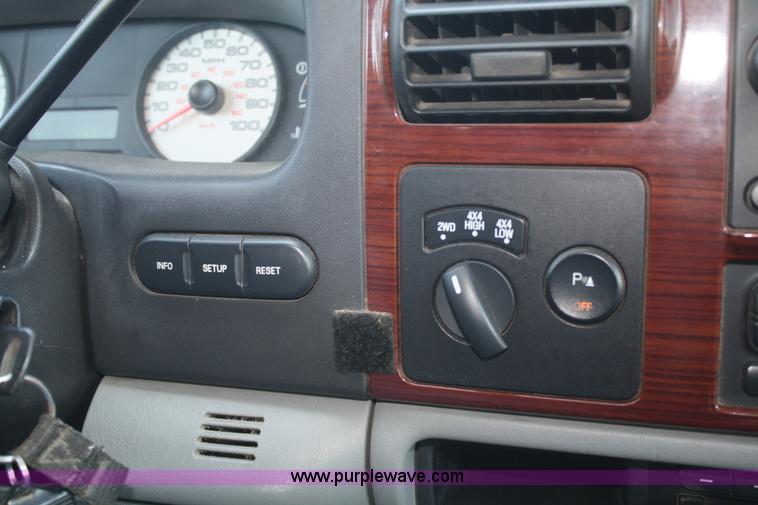 image for item B6637 2005 Ford F350 Super Duty extended cab pickup truck