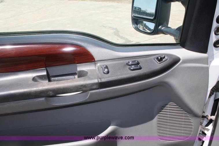 image for item B6637 2005 Ford F350 Super Duty extended cab pickup truck