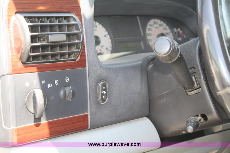 image for item B6637 2005 Ford F350 Super Duty extended cab pickup truck