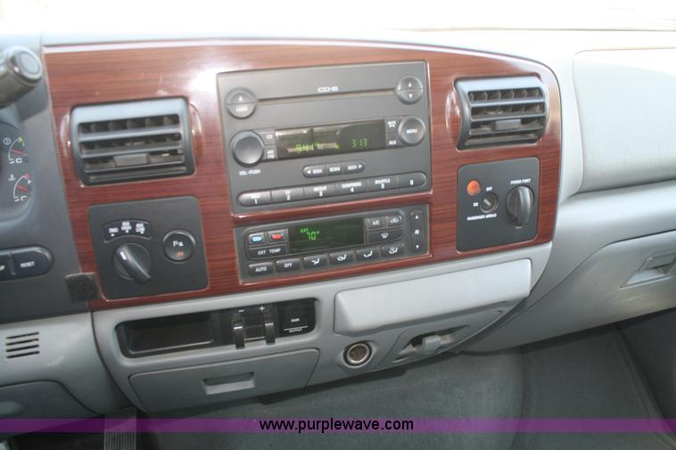 image for item B6637 2005 Ford F350 Super Duty extended cab pickup truck