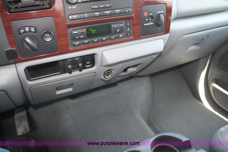 image for item B6637 2005 Ford F350 Super Duty extended cab pickup truck