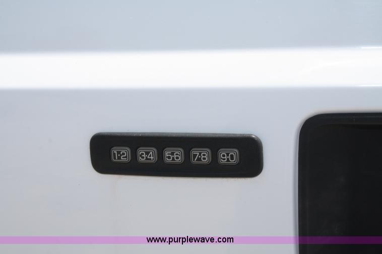 image for item B6637 2005 Ford F350 Super Duty extended cab pickup truck
