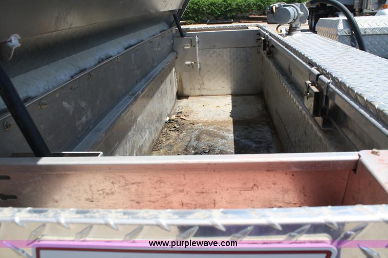 image for item B6637 2005 Ford F350 Super Duty extended cab pickup truck