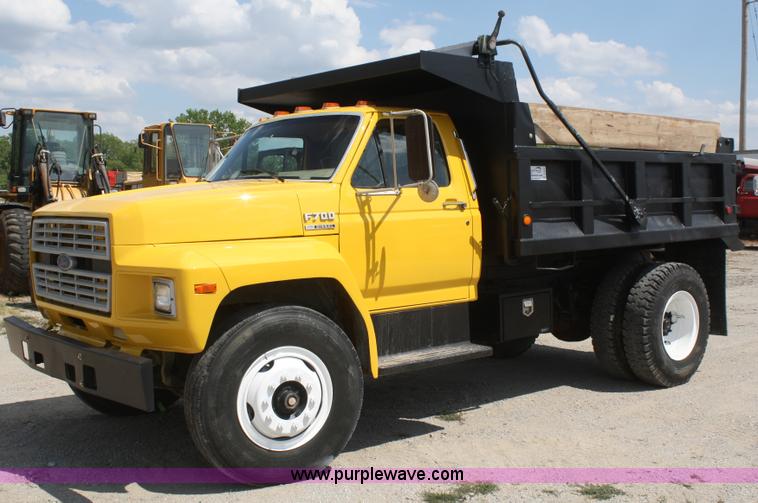 image for item B6822 1994 Ford F700 dump truck