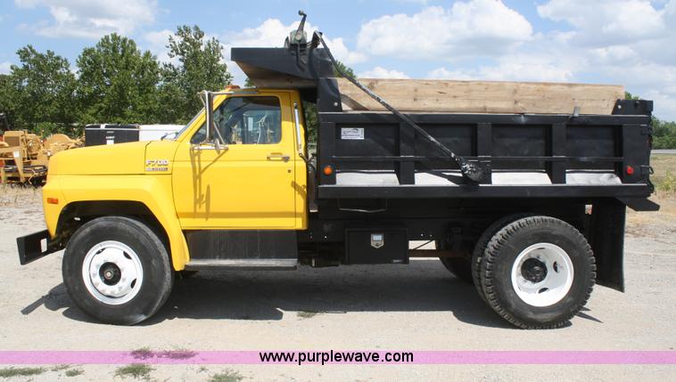 image for item B6822 1994 Ford F700 dump truck
