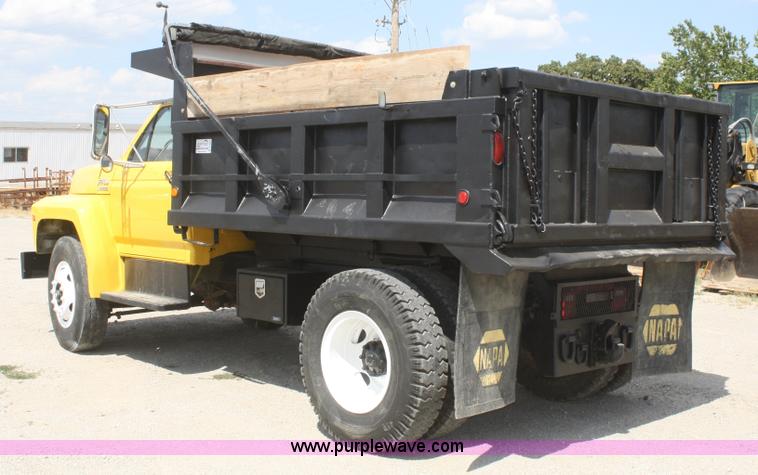 image for item B6822 1994 Ford F700 dump truck