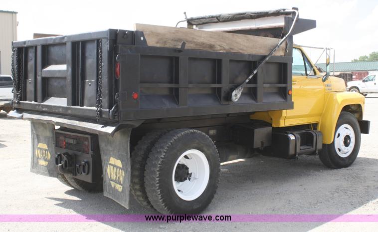 image for item B6822 1994 Ford F700 dump truck