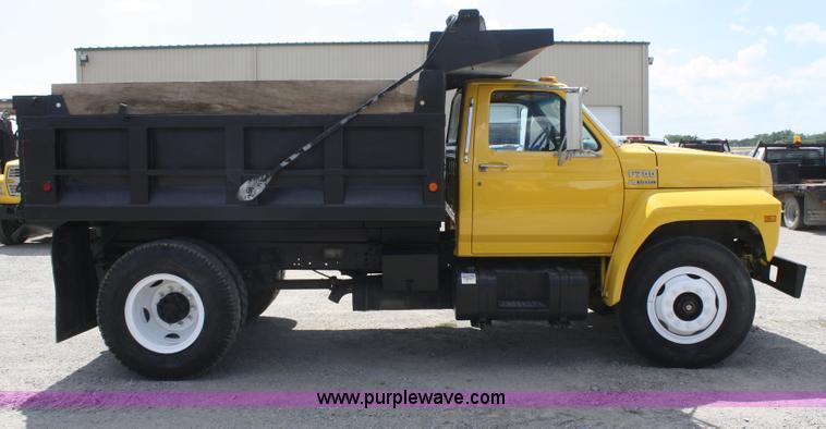 image for item B6822 1994 Ford F700 dump truck