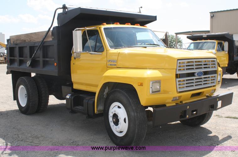 image for item B6822 1994 Ford F700 dump truck