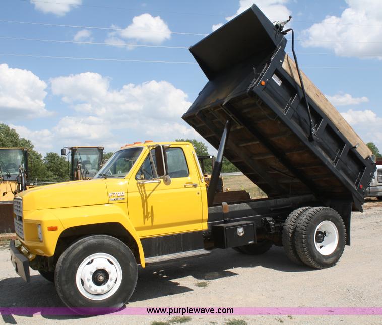 image for item B6822 1994 Ford F700 dump truck