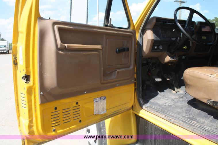 image for item B6822 1994 Ford F700 dump truck