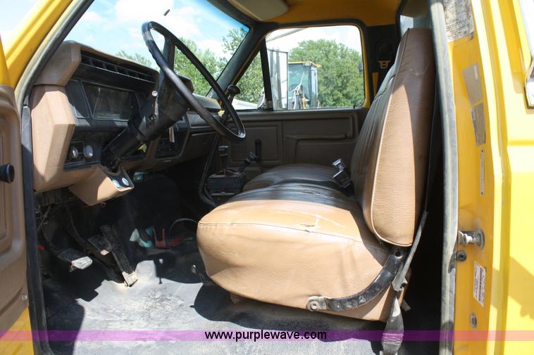 image for item B6822 1994 Ford F700 dump truck