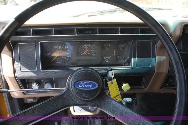 image for item B6822 1994 Ford F700 dump truck