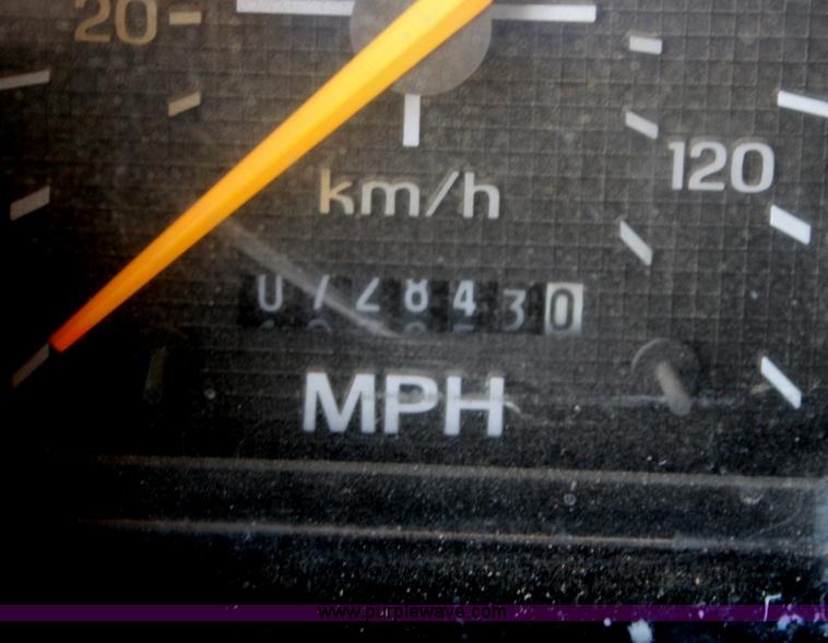 image for item B6822 1994 Ford F700 dump truck