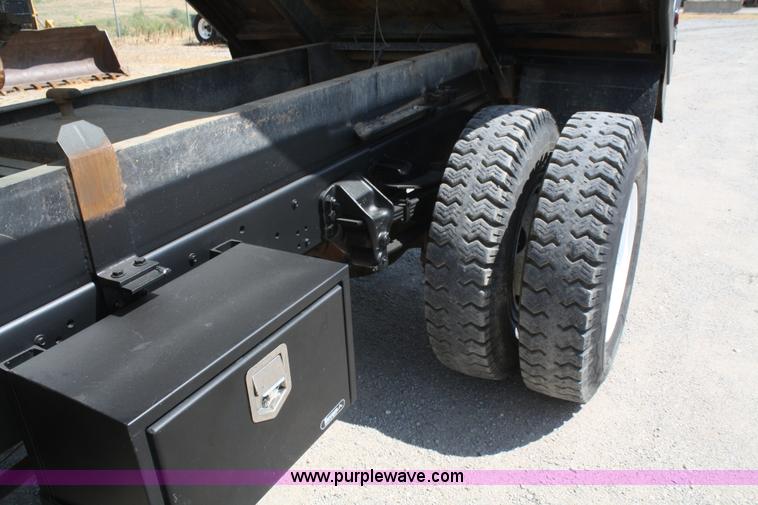 image for item B6822 1994 Ford F700 dump truck