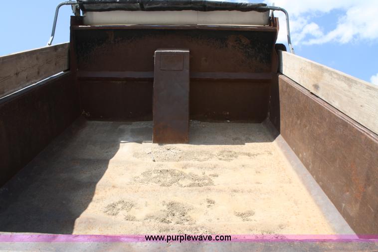 image for item B6822 1994 Ford F700 dump truck