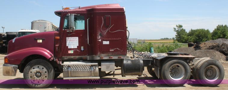 image for item B6849 1995 International 9400 semi truck