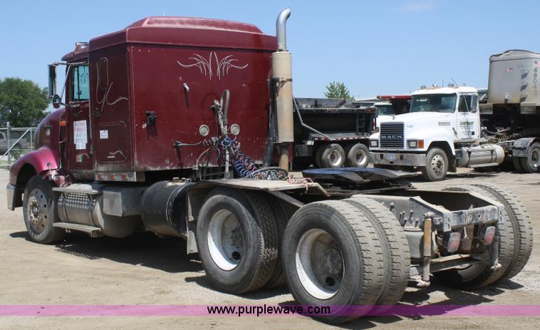 image for item B6849 1995 International 9400 semi truck
