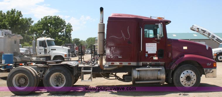 image for item B6849 1995 International 9400 semi truck