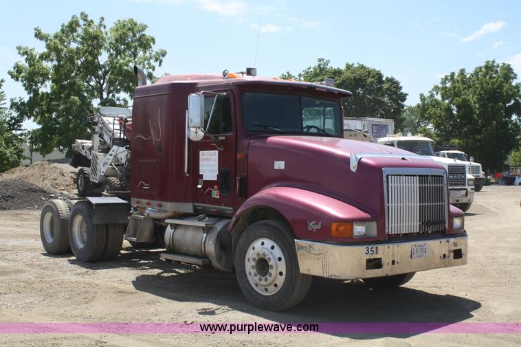 image for item B6849 1995 International 9400 semi truck